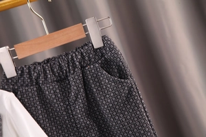Détail du pantalon à carreaux d'automne pour filles avec taille élastique et poche