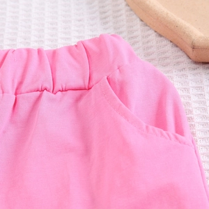 Détail d'un short en maille rose avec taille élastique et finitions soignées