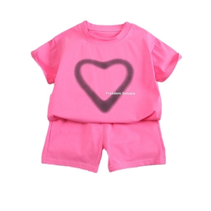 Completo estivo da bambina 2 pezzi con t-shirt rosa a maniche corte e pantaloncini con cuore