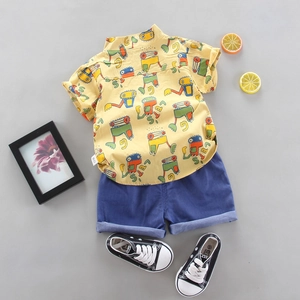 Set estivo per bambini con camicia gialla con cartoni animati e pantaloncini blu