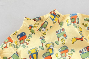 Dettaglio del colletto di una camicia gialla per bambini con motivi di cartoni animati