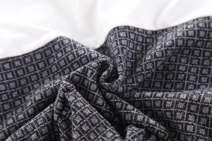 Détail de tissu à carreaux gris cousu avec du coton blanc doux pour tenue de fille