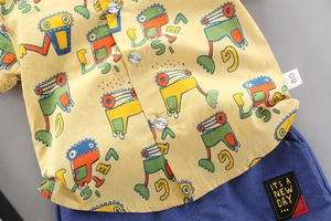 Dettaglio del set estivo per bambini con stampe di escavatori e trama in cotone