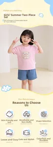 Détail d'ensemble d'été fille avec t-shirt rose et short en jean brodé confortable