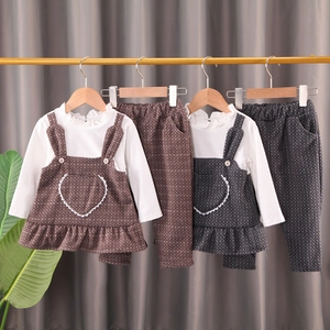 Ensemble fille avec chemise à col volanté et robe à bretelles à carreaux chic