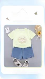 Vue à plat d'un ensemble d'été pour fille avec t-shirt chinois vert et short en jean