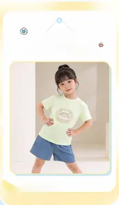 Détail d'ensemble été fille avec t-shirt vert clair, broderie chinoise et short en jean