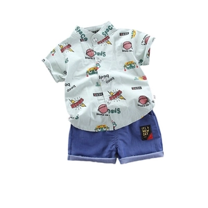 Completo estivo bimbo con camicia verde stampa spazio e pantaloncini blu casual