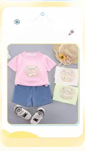 Détail d'un ensemble d'été pour fille avec t-shirt brodé rose et short en jean bleu
