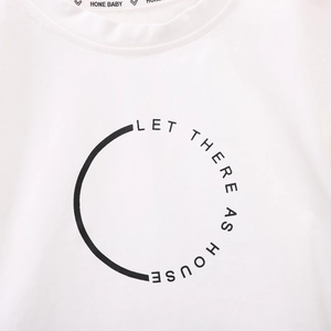 Gros plan d'un t-shirt blanc en coton pour filles avec imprimé de lettres noires