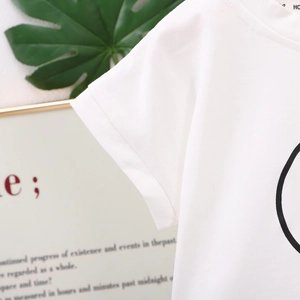 Vue détaillée du t-shirt blanc en coton avec texture en maille et col rond classique