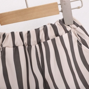 Détail de short rayé pour fille avec taille élastique et coutures de poches précises