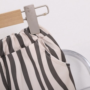 Détail du short rayé pour fille avec taille élastique et poches latérales gris et beige