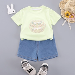 Ensemble d'été pour filles avec t-shirt vert brodé et short en jean bleu