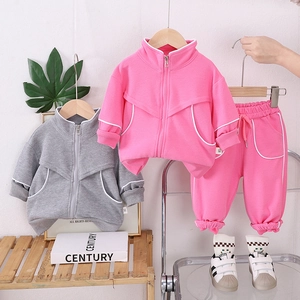 Détail d'ensembles de sport roses et gris pour filles avec étiquette de taille 80