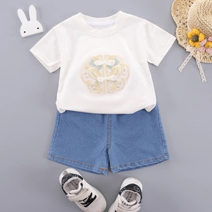 Ensemble d'été fille avec t-shirt blanc style chinois et short en jean pour enfants