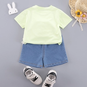 Ensemble d'été fille style chinois avec t-shirt vert, short denim et baskets