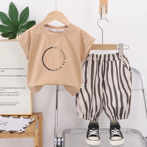Ensemble d'été pour filles avec t-shirt marron clair et short rayé à coupe décontractée
