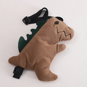Détail du sac à bandoulière dinosaure en peluche marron pour enfant avec pointes