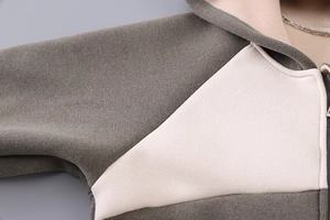 Detail der Jungen Winter-Kapuzenjacke mit dickem Fleece-Futter und Reißverschluss-Design