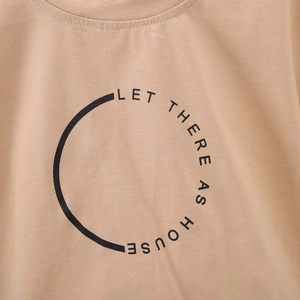 Détail du t-shirt beige pour fille avec imprimé demi-cercle au style minimaliste