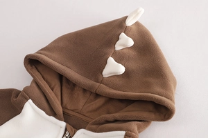 Détail du sweat à capuche pour garçon avec nageoires 3D et texture polaire douce