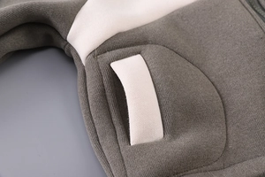Nahaufnahme von olivgrünem Fleece-Hoodie mit robusten Nähten und großen Taschen