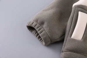 Detail der Winterjacke für Jungen mit warmem Fleecefutter und Rippbündchen Design