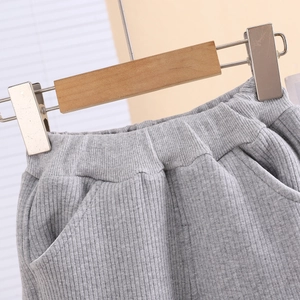 Détail du pantalon en maille côtelée grise pour fille avec taille élastique et poche