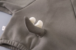 Nahaufnahme von Kleinkinder-Hoodie mit 3D-Tierohren-Dekor und Größenetikett 80