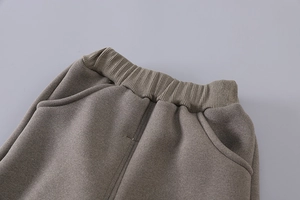 Detail der Jungen Winterhose mit elastischem Bund und dicker Fleece Stoffstruktur