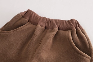 Détail du pantalon d'hiver épais pour garçon avec taille élastiquée et texture polaire