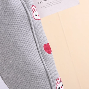 Détail du pantalon en maille côtelée grise avec broderie cœur et lapin pour filles