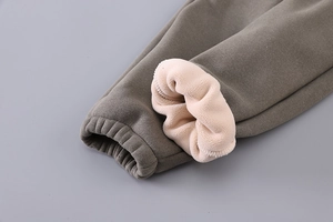 Detail einer warmen olivgrünen Kleinkindhose mit dickem Fleecefutter und Rippbündchen