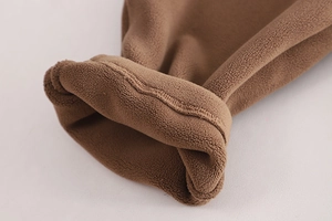 Détail du molleton double face marron foncé doux et coutures sur ensemble chaud pour enfant