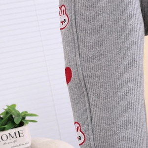 Gros plan détaillé du pantalon tricoté gris pour enfant avec broderie cœur et lapin