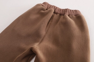 Gros plan du pantalon en polaire marron épais pour garçons avec taille élastique côtelée