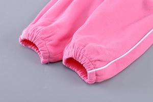 Détail du jogging en tricot rose avec bandes latérales et ourlet élastique pour fille