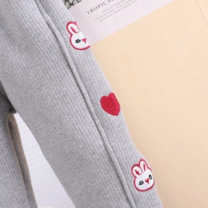 Détail du pantalon en tricot côtelé gris avec écussons brodés lapin et cœur mignons