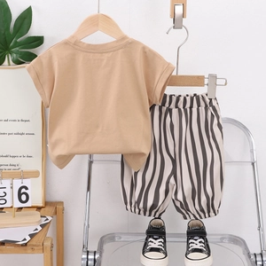 Ensemble mode été pour filles avec t-shirt en coton kaki et short à rayures sur cintre