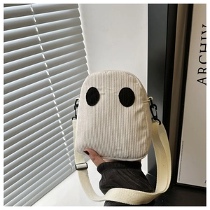 Dettaglio della mini borsa a tracolla in velluto a coste bianco con viso di fantasma