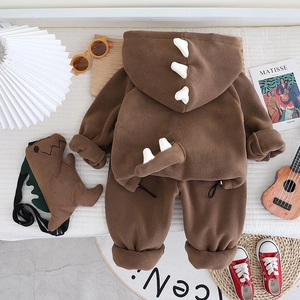 Détail de l'ensemble dinosaure en polaire pour garçon avec pointes 3D et sac assorti