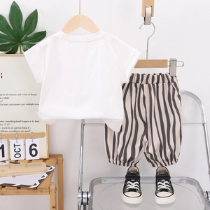 Ensemble d'été pour fille avec t-shirt blanc à manches courtes et pantalon rayé