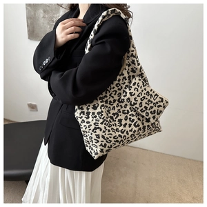 Vue détaillée du sac bandoulière en velours côtelé léopard avec sa pochette à chaîne