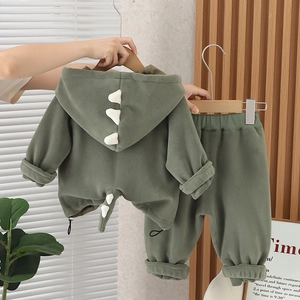 Détail du sweat à capuche dinosaure en polaire verte pour enfant avec crête dorsale