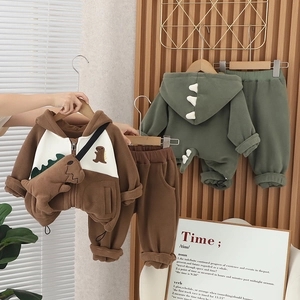 Détail du survêtement d'hiver en polaire pour petit garçon avec motif dinosaure 3D et sac