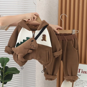 Détail du sweat à capuche dinosaure en polaire marron et pantalon assorti pour garçons