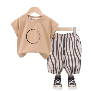 Ensemble d'été pour petite fille avec t-shirt kaki et short rayé sur fond blanc