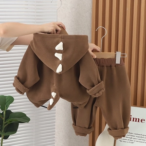 Détail d'un ensemble en polaire marron pour bambin avec pointes et queue de dinosaure