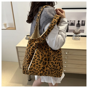 Détail du grand sac cabas léopard en velours côtelé avec sa petite pochette assortie